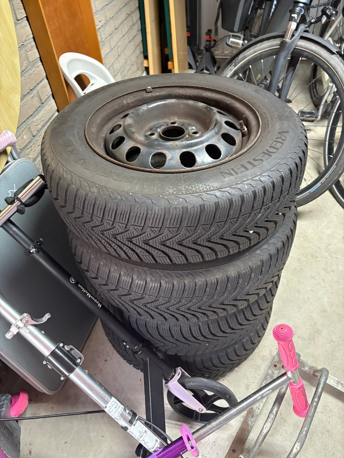 Winterbanden met stalen velgen voor Toyota Yaris, Ophalen, 14 inch, Gebruikt, 175 mm
