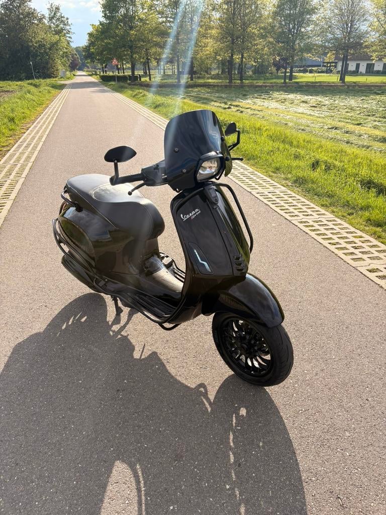 Vespa sprint black on black, Fietsen en Brommers, Scooters | Vespa, Ophalen, Zo goed als nieuw, Benzine, Overige modellen