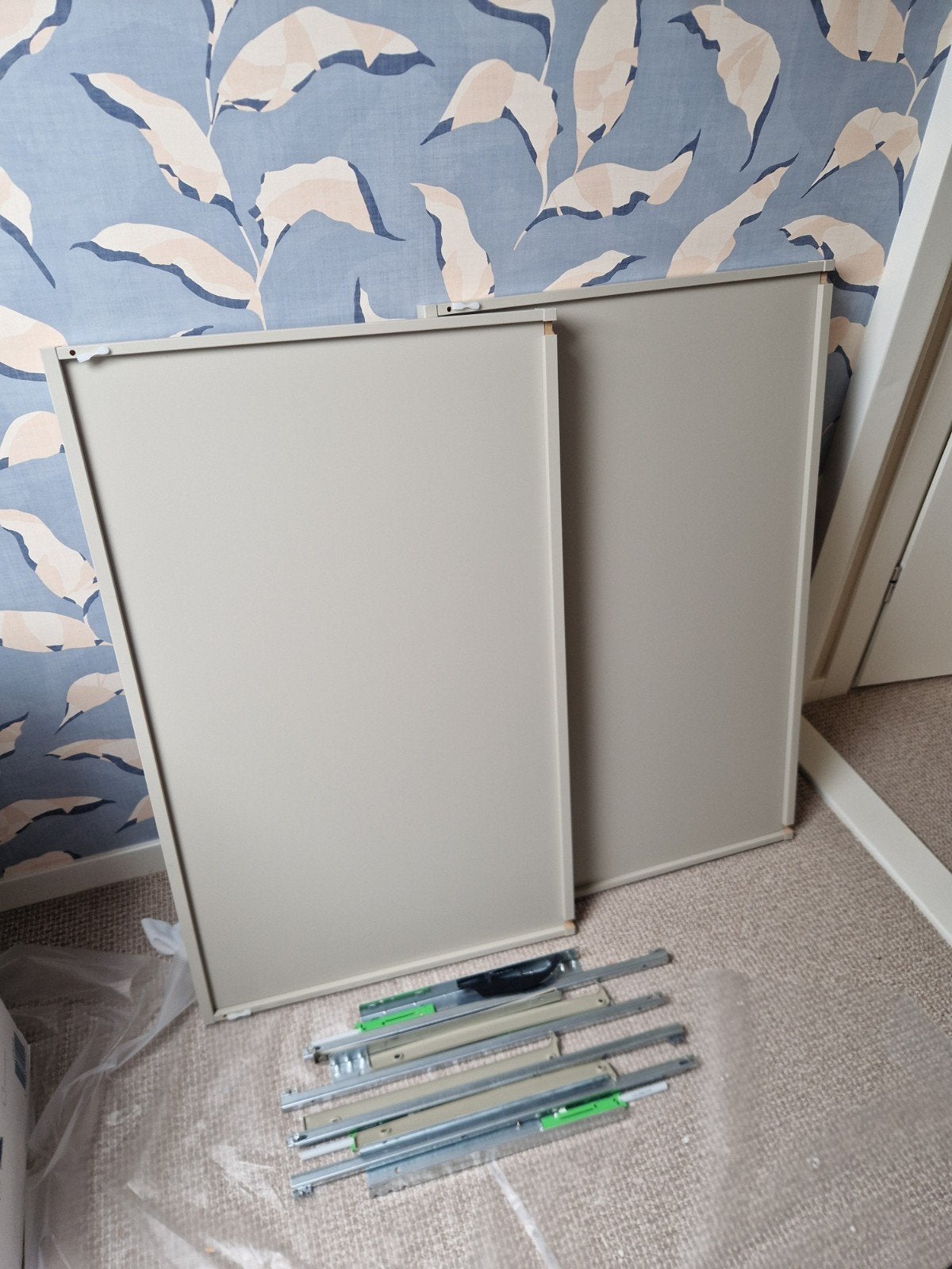 2x IKEA PAX KOMPLEMENT Uittrekbare plank, grijsbeige, 100x58, Ophalen, Met plank(en), 50 tot 100 cm, Zo goed als nieuw