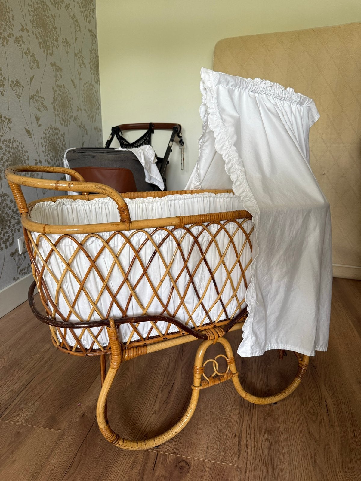Vintage rotan wieg met hemeltje en matrasje, Kinderen en Baby's, Babywiegjes en Ledikanten, Ophalen, Gebruikt, Wieg