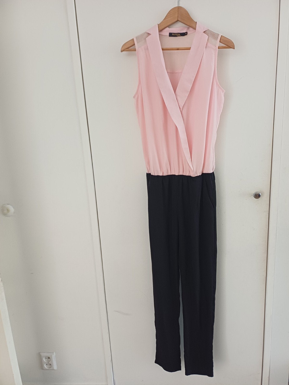 Zwart-roze jumpsuit met zakken, één keer gedragen, Maat 38/40 (M), Zwart, Ophalen of Verzenden, Zo goed als nieuw