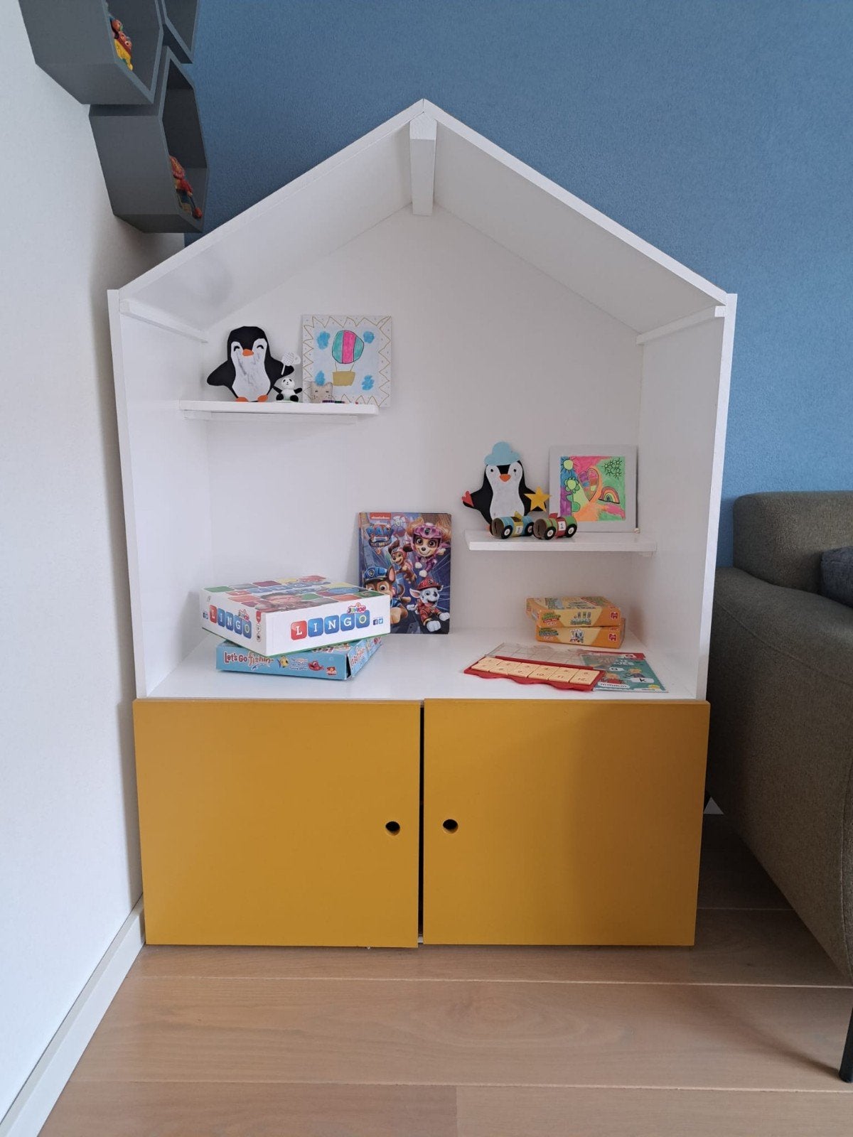 Handgemaakte Houten Speelgoedkast (Huisvorm), Ophalen, Kast, 105 cm of meer, 100 cm of meer