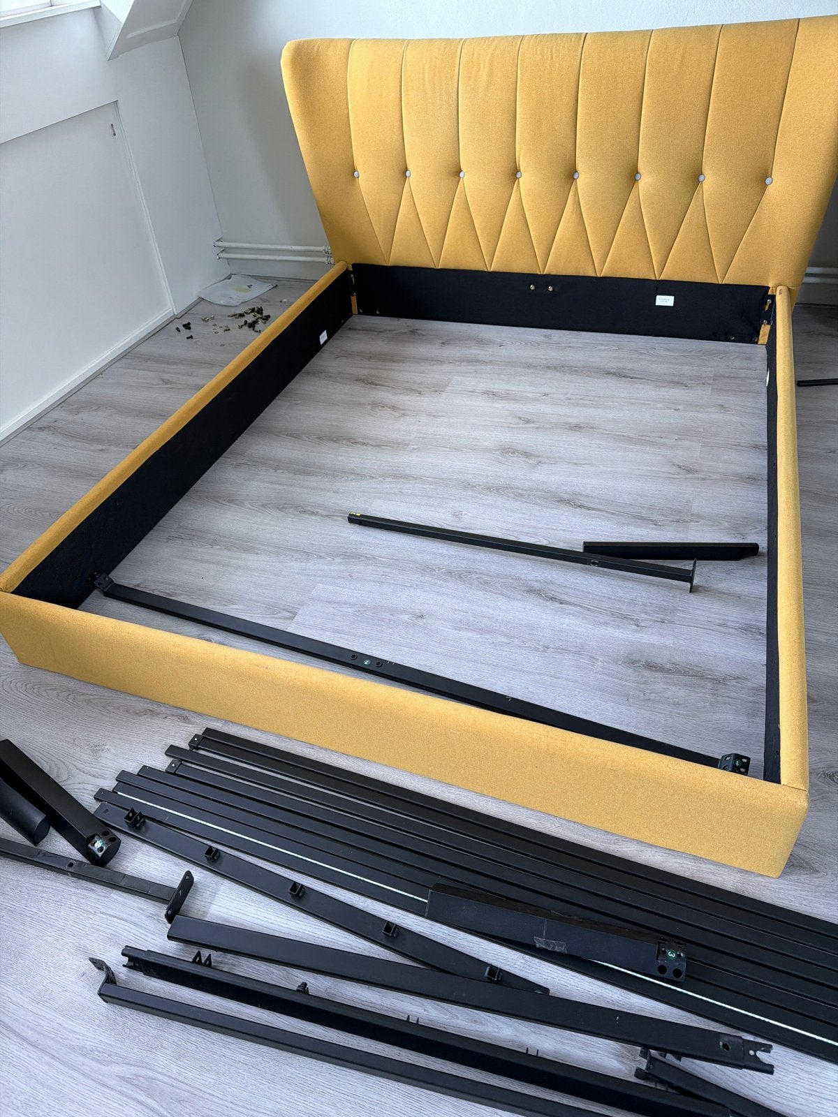 Geel tweepersoonsbed 160x200 cm met gestoffeerd hoofdbord, Huis en Inrichting, Slaapkamer | Bedden, Ophalen, Gebruikt, Overige kleuren