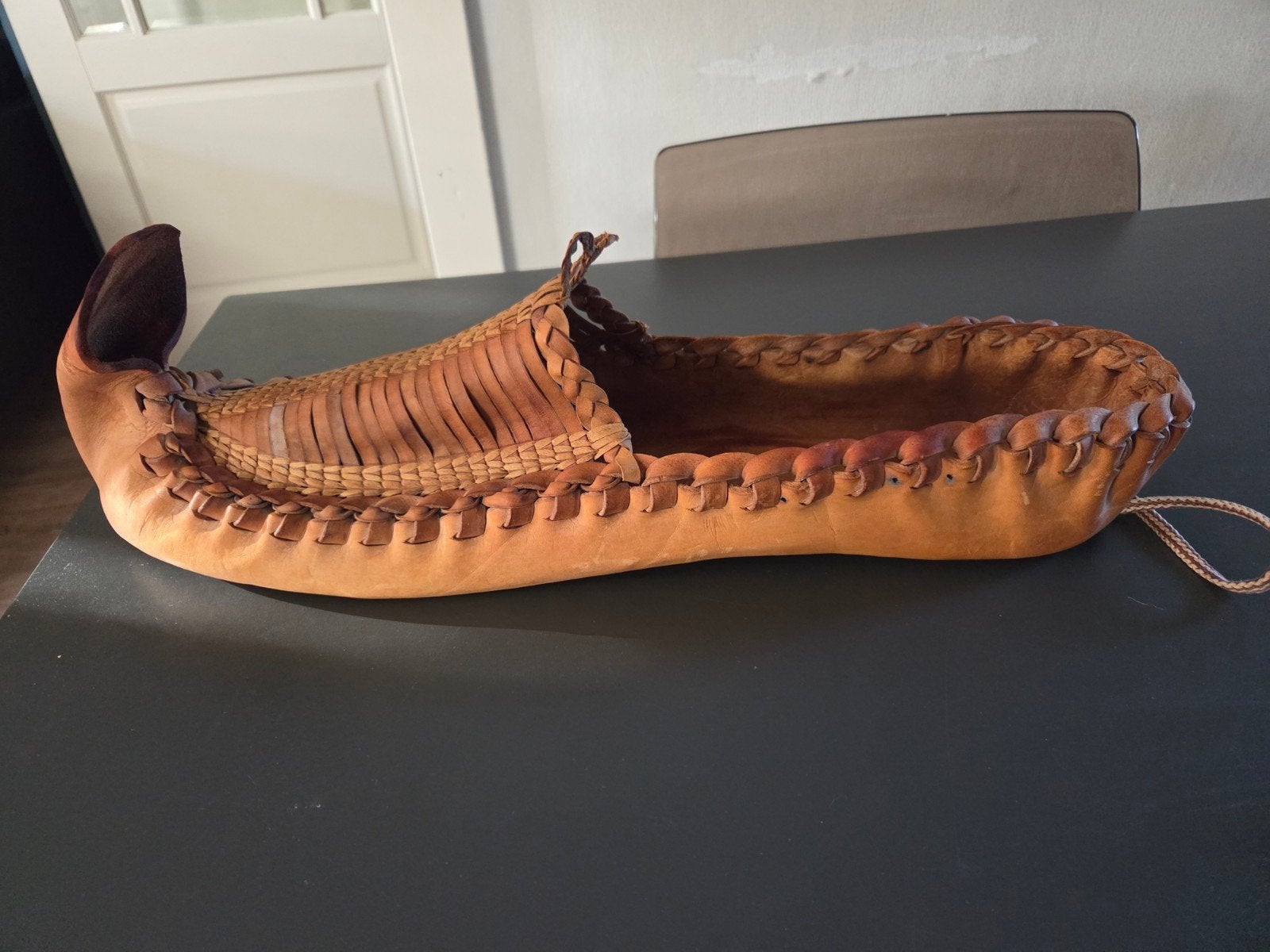 handgemaakte decoratie leren schoen Balkan ong.50 x12 cm, Antiek en Kunst, Ophalen of Verzenden