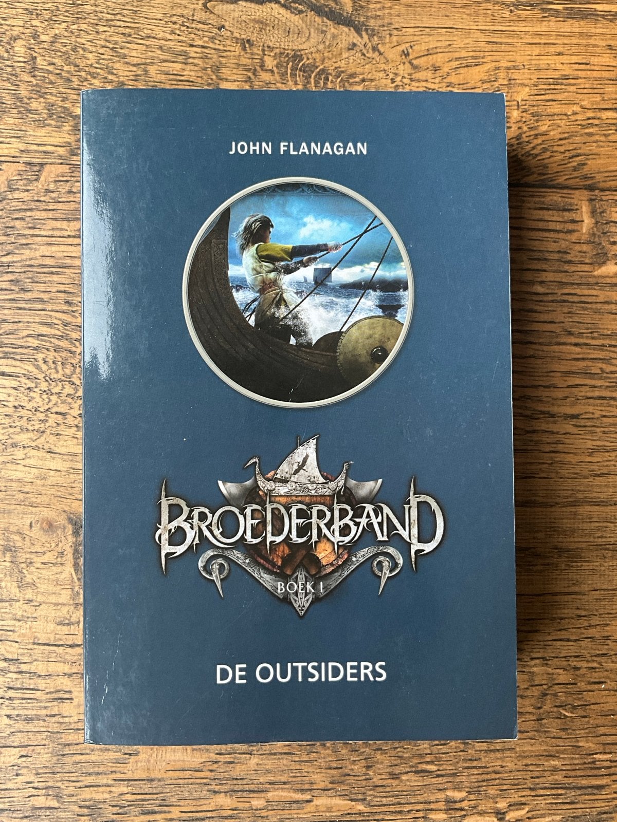 Broederband Boek 1: De Outsiders - John Flanagan, Ophalen of Verzenden, Gelezen, Fictie