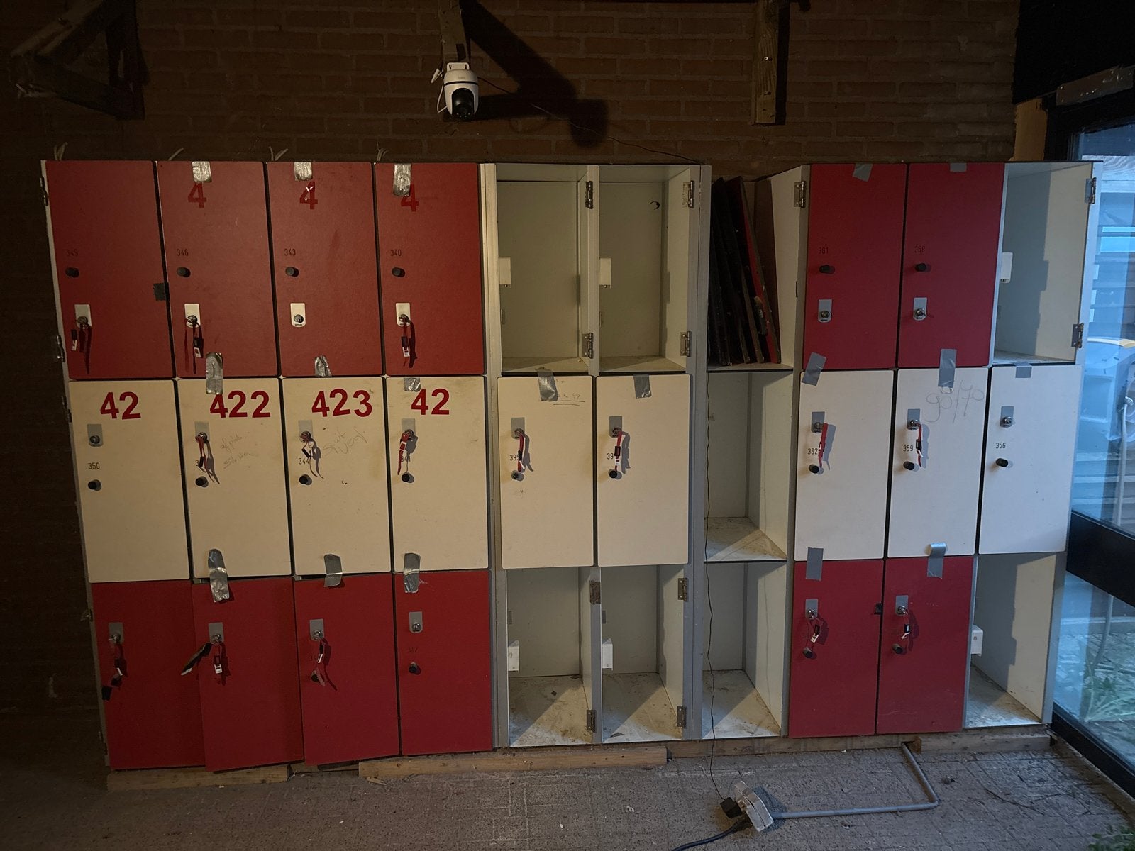 Partij gebruikte kluisjes/lockers, rood en wit. Moet zsm weg, Ophalen, Gebruikt