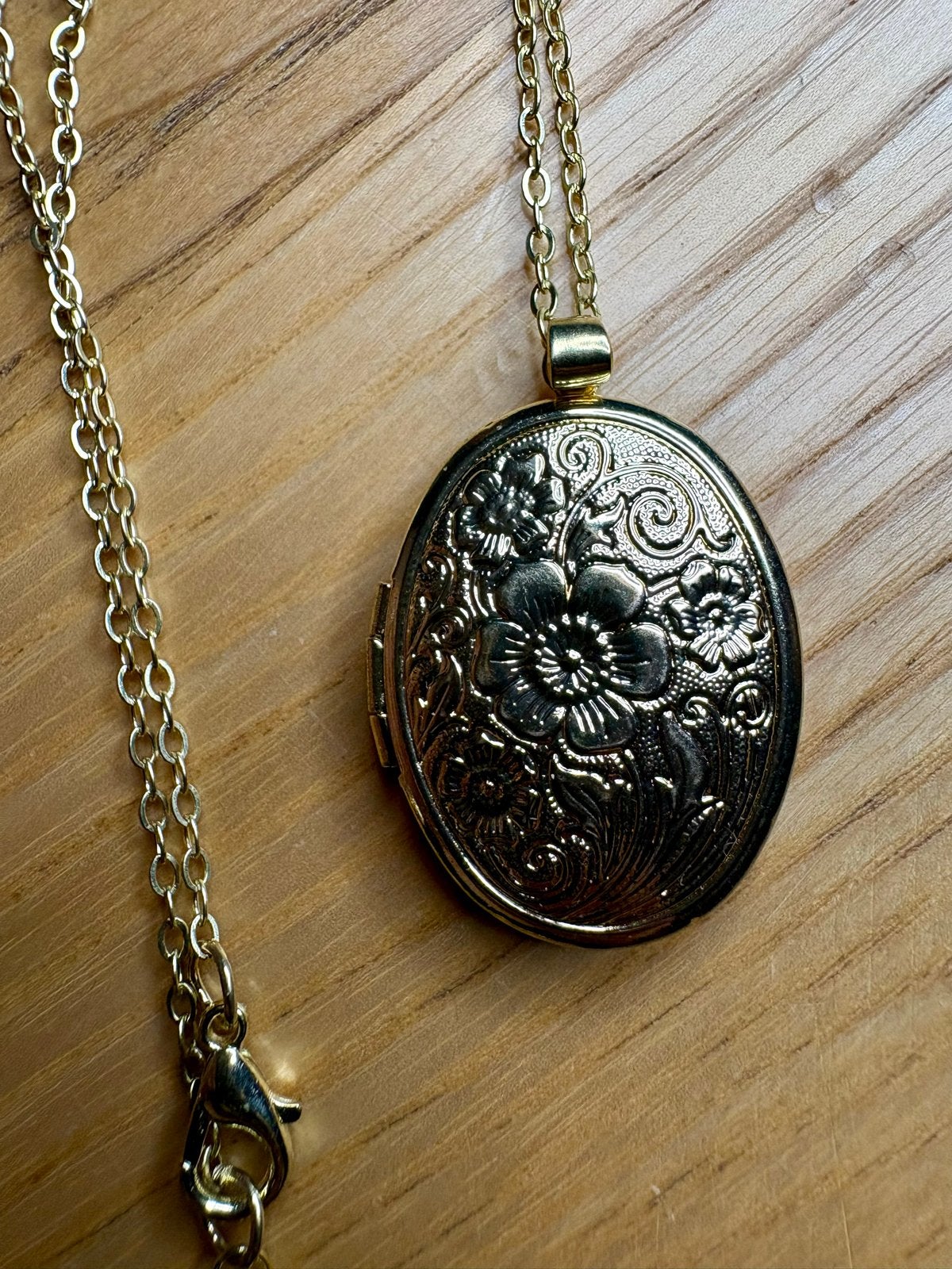 Goudkleurig Medaillon Ketting met Bloemenpatroon, Ophalen of Verzenden, Zo goed als nieuw, Met hanger