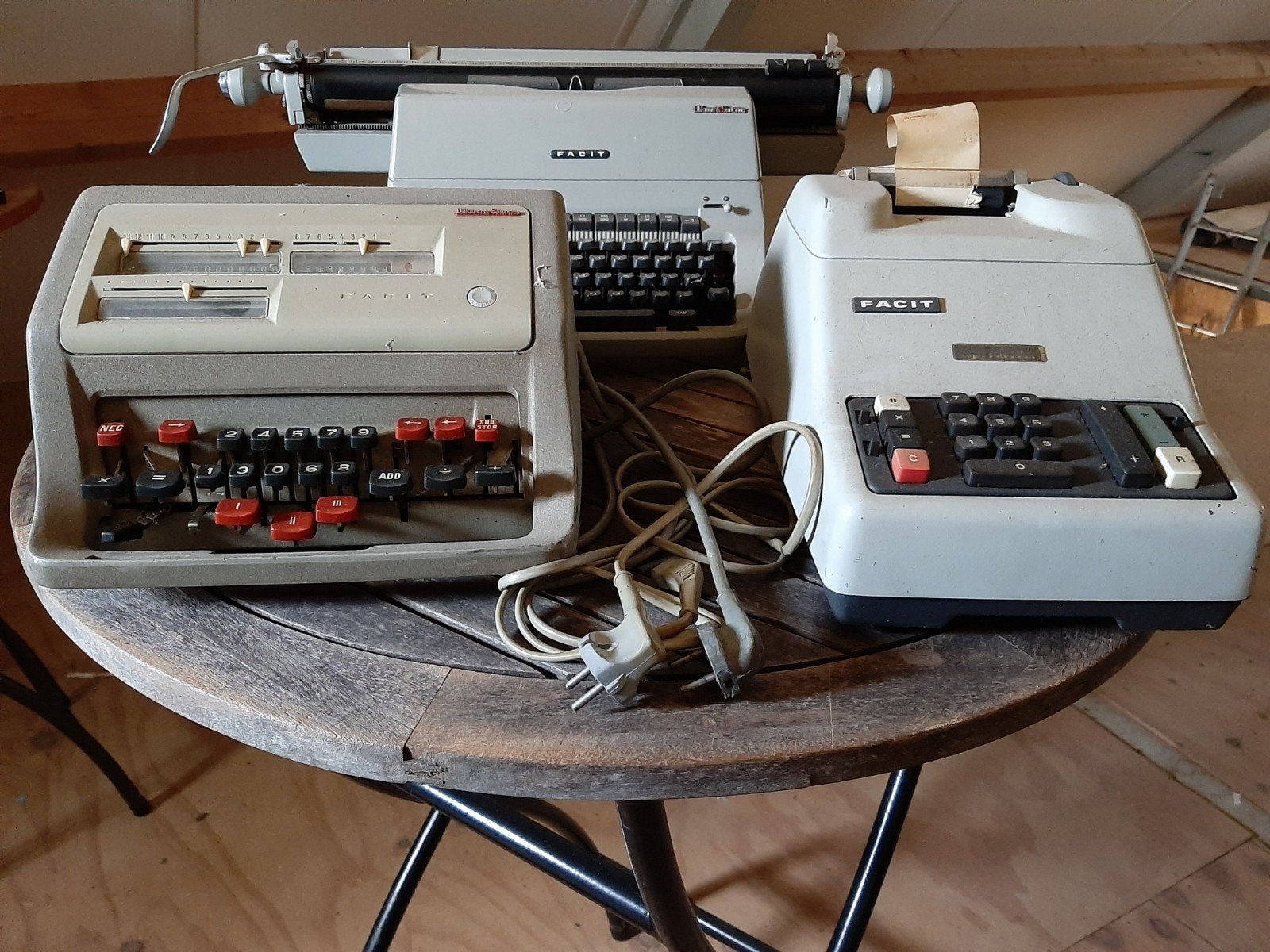 1x oude typemachine en 2x oude tel/rekenmachine, Antiek en Kunst, Ophalen