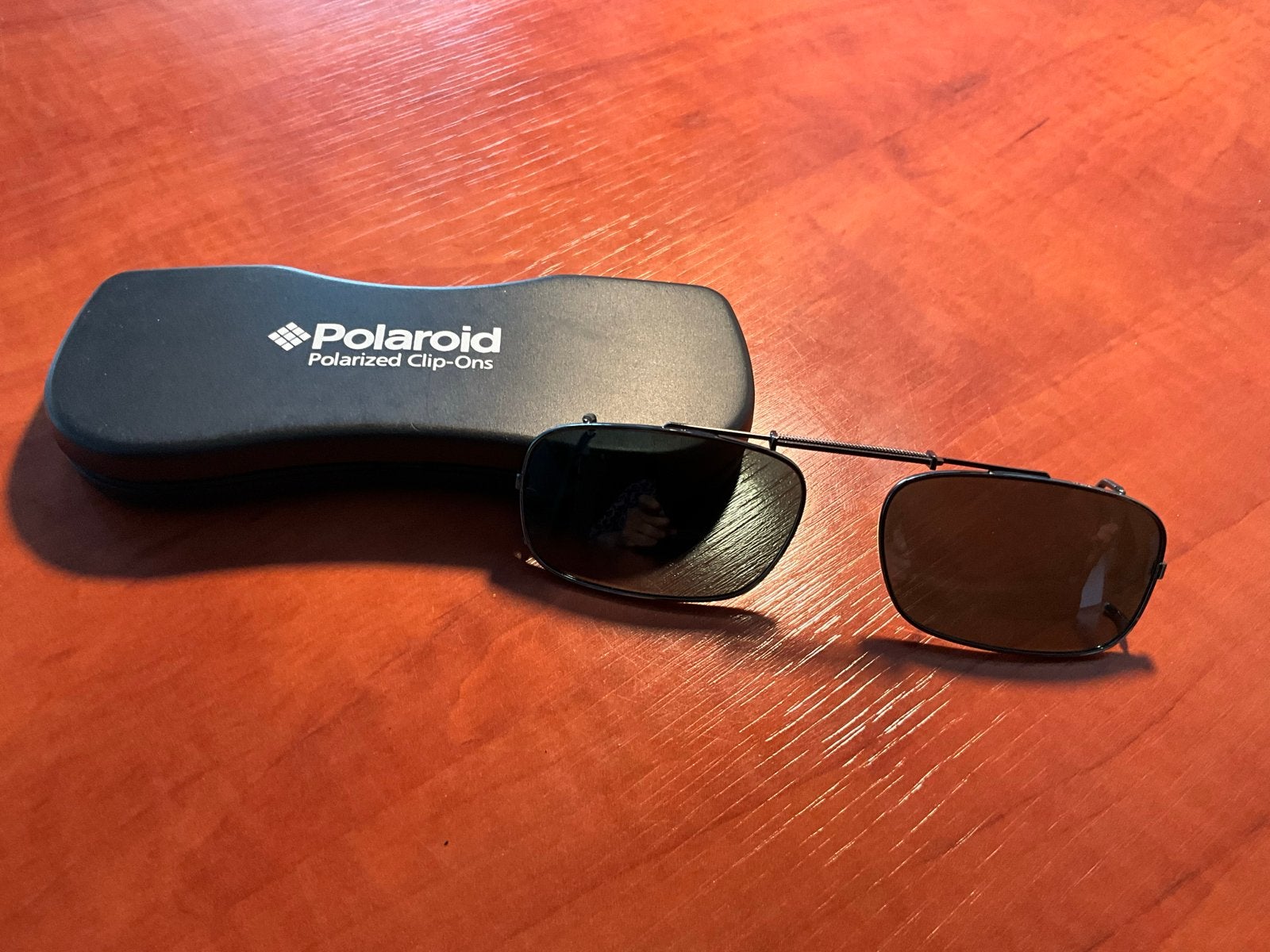 Polaroid Gepolariseerde Clip-ons met etui, Overige merken, Zonnebril, Verzenden, Zwart