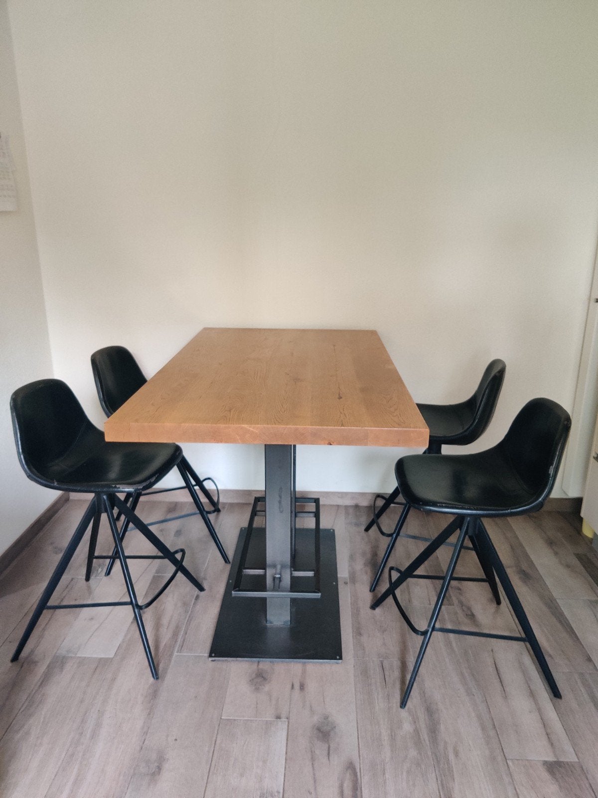 4 draaibare barstoelen, kunstleer hier en daar afgesleten, Ophalen, Gebruikt