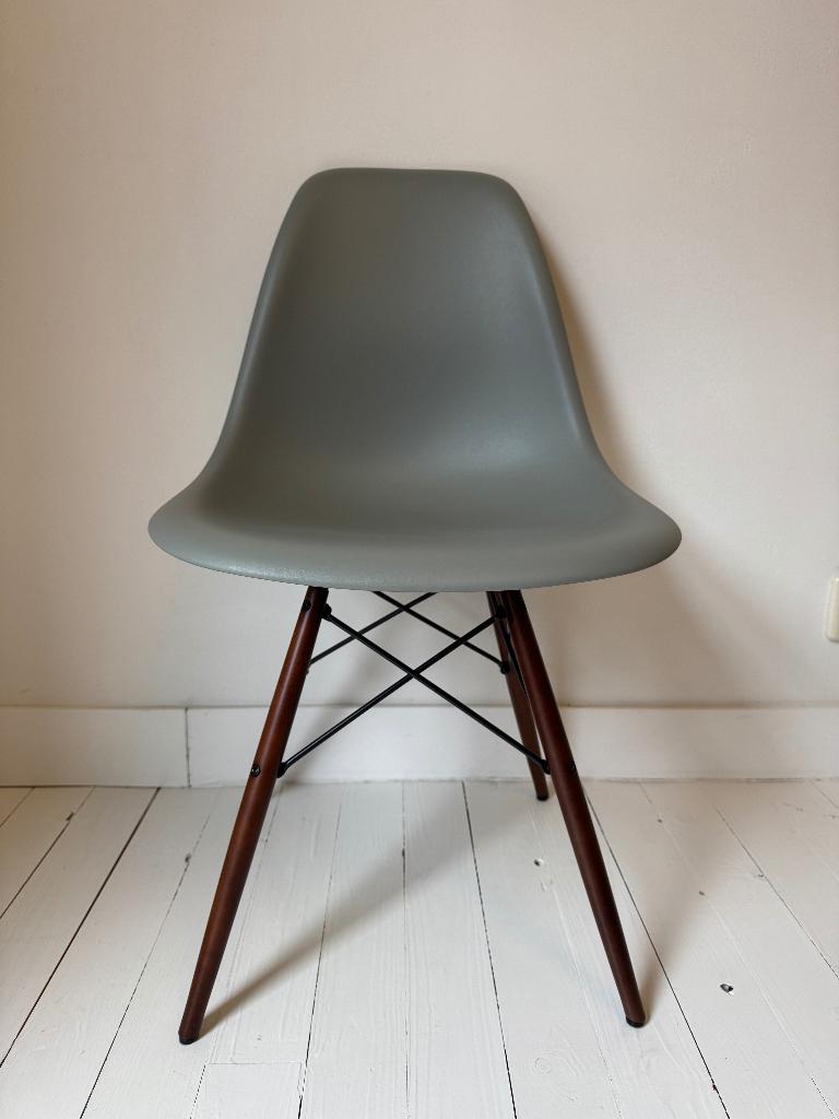 Vitra Eames DSW | Light Grey | Donker esdoorn onderstel, Ophalen, Hout, Zo goed als nieuw, Eén