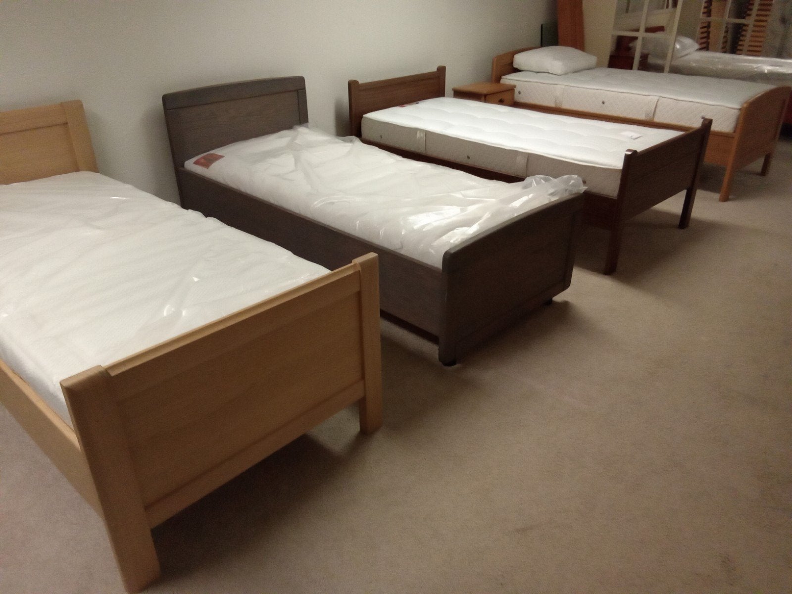 Bed, nieuwe matrassen. Uitzoeken., Ophalen, Nieuw, Eenpersoons