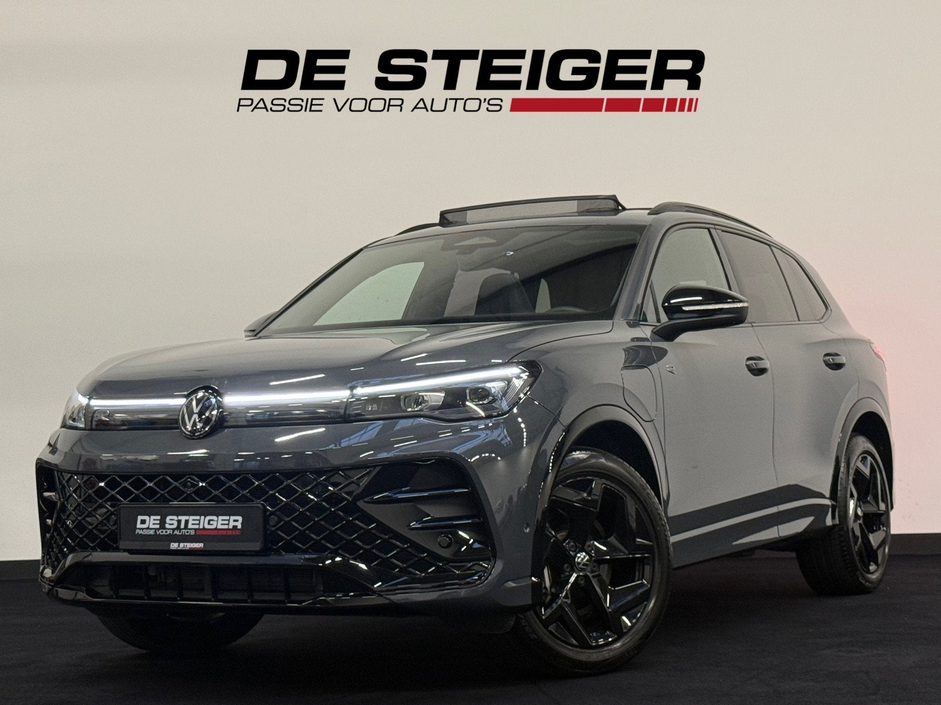 Volkswagen Tiguan 1.5 eHybrid R-Line Black Style Pano 360 Ma, Auto's, Dealer onderhouden, Zwart, 4 cilinders, Met garantie (alle)
