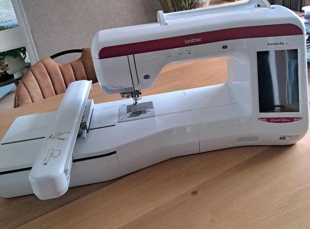 Brother Borduurmachine V3 l.e., Hobby en Vrije tijd, Borduren en Borduurmachines, Ophalen, Zo goed als nieuw, Machineborduren