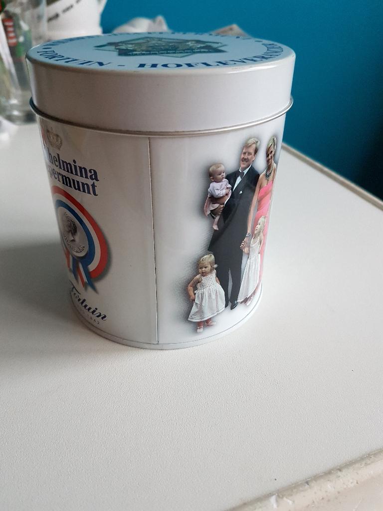 blikje Wilhelmina pepermunt met koninklijk gezin, 11,5 cm., Verzamelen, Koninklijk Huis en Royalty, Ophalen of Verzenden, Gebruikt