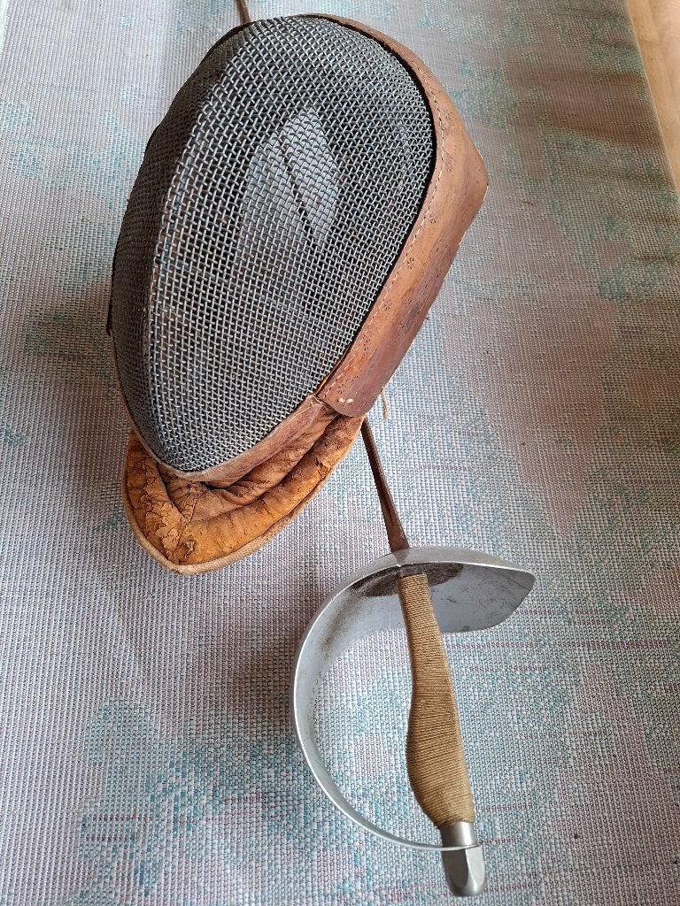 Antieke degen en schermhelm, Ophalen