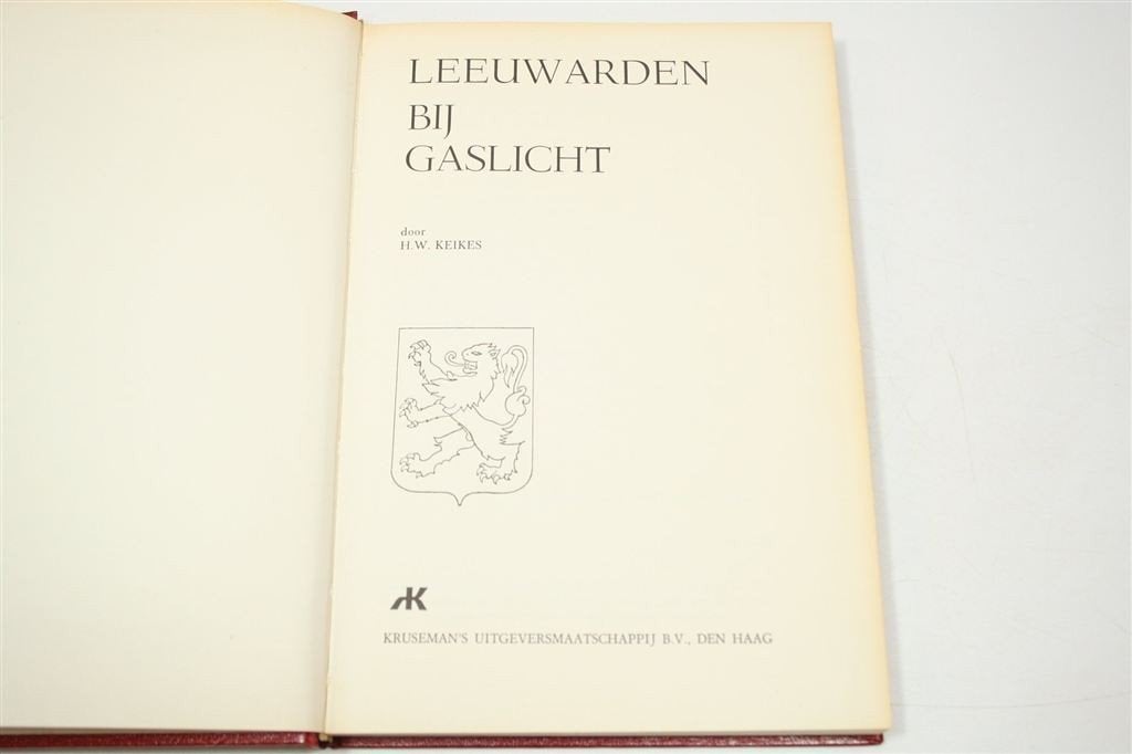 Leeuwarden Bij Gaslicht — Vintage Boek Stadsleven [1974], Ophalen of Verzenden, Gelezen
