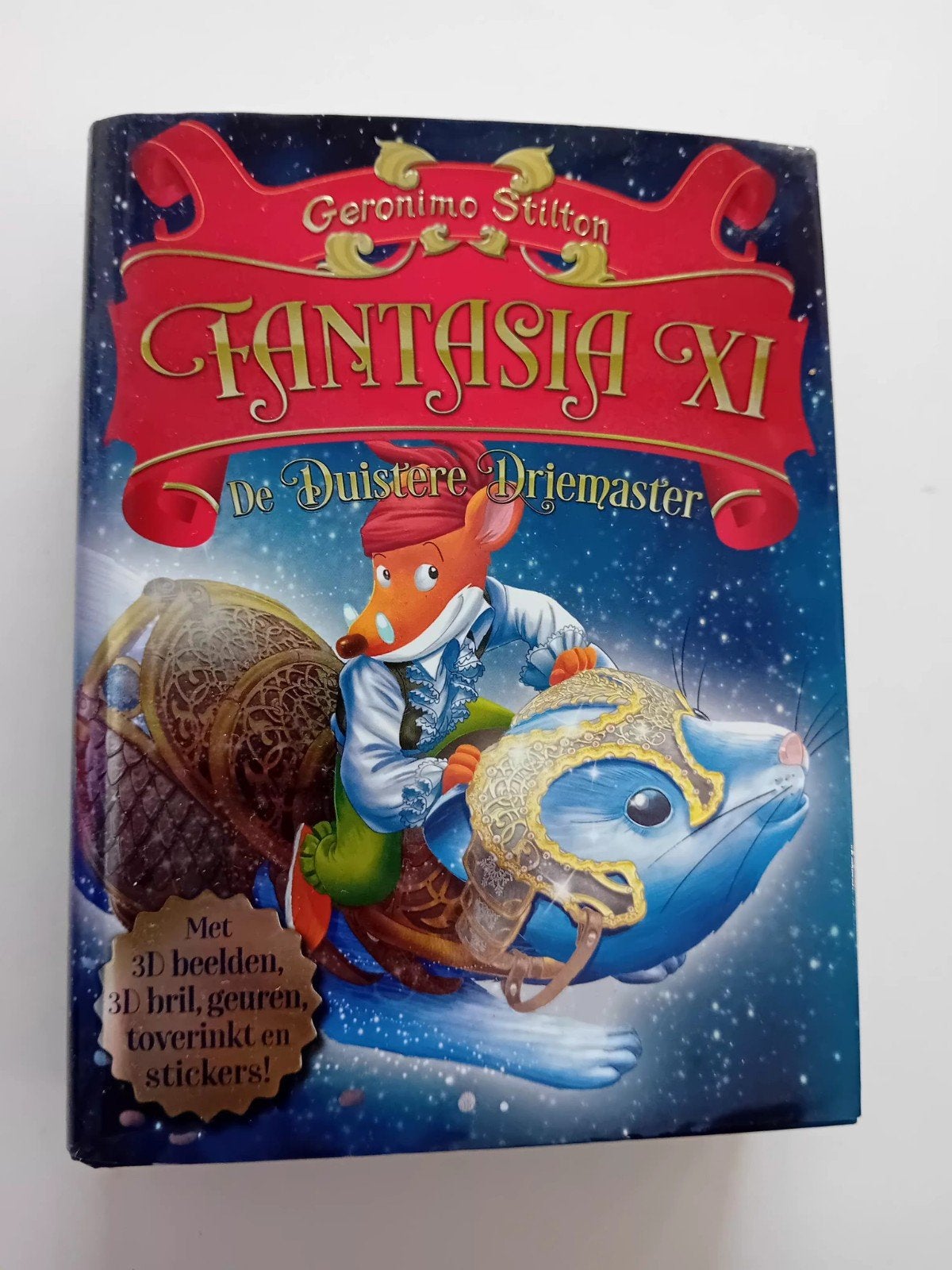 Fantasia: De duistere driemaster- Stilton +stickers +3D bril, Boeken, Ophalen of Verzenden, Zo goed als nieuw