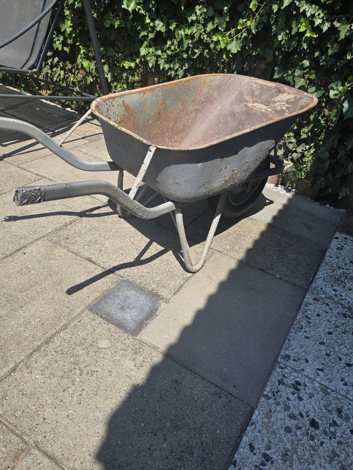 Stevige gebruikte kruiwagen voor tuin en bouw, Gebruikt, Ophalen of Verzenden, Handmatig, Onbekend