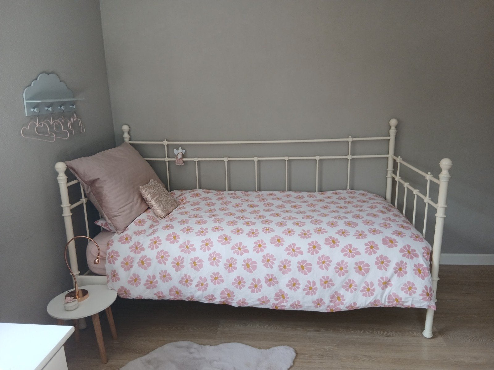 Wit metalen eenpersoonsbed met sierlijke details, Gebruikt, 90 cm, Eenpersoons, Wit