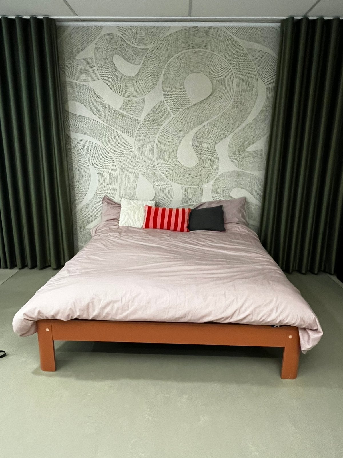 Showroommodel Auping Auronde Dusty Red 180x210 incl matras, Huis en Inrichting, Slaapkamer | Bedden, Ophalen, 210 cm, 180 cm, Hout