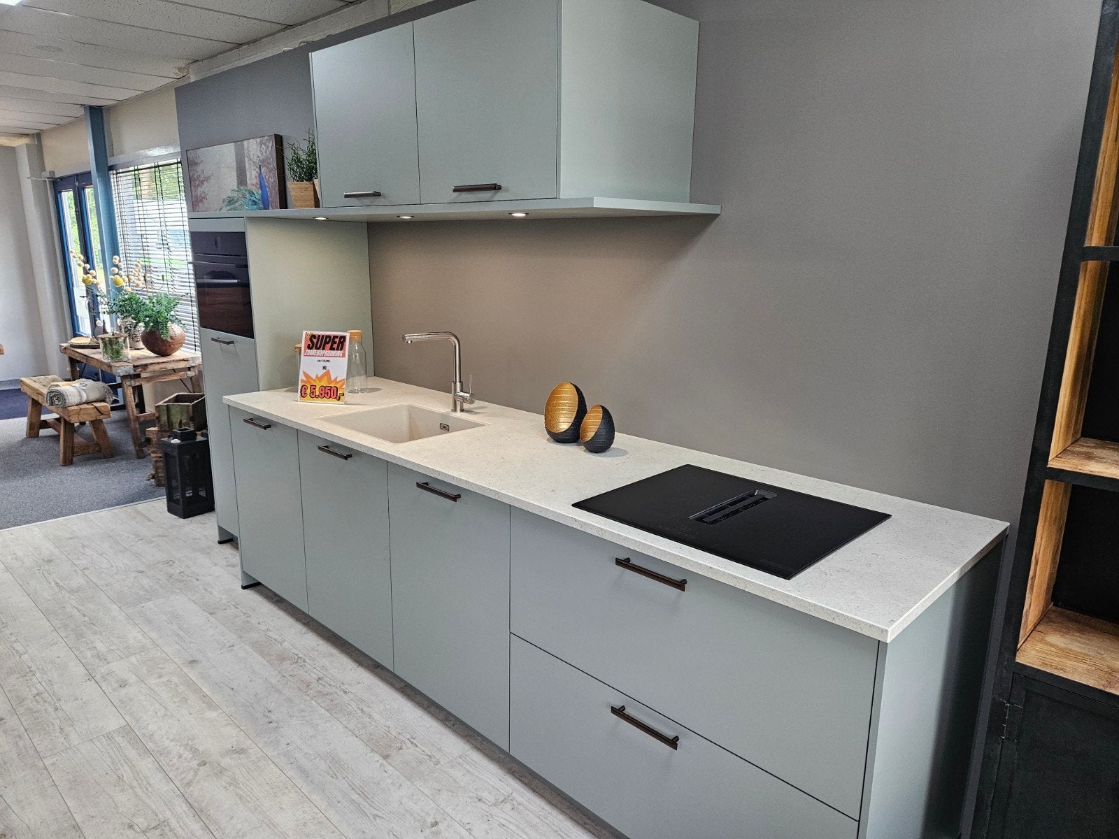 Showroomkeuken Eucalyptus met Dekton blad, Ophalen, Nieuw, 200 cm of meer, 50 tot 75 cm