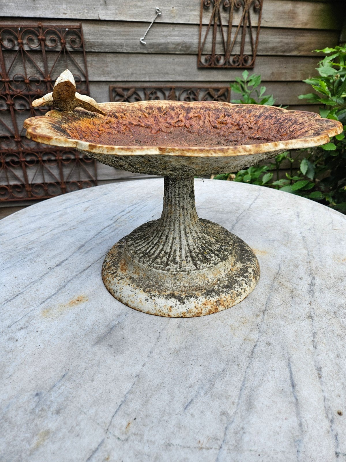 Antieke gietijzeren vogelbad met vogel, Tuin en Terras, Vogelhuisjes en Vogelbaden, Ophalen of Verzenden