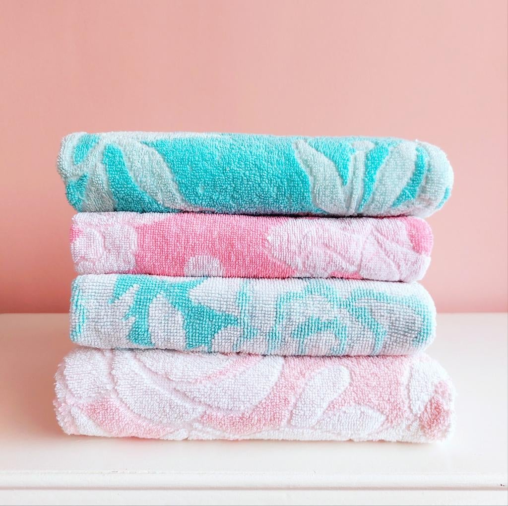 Vier vintage handdoeken mintgroen en roze met bloemen, Ophalen of Verzenden, Gebruikt, Roze, Handdoek