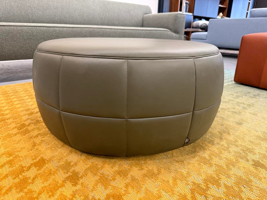 Nieuw Design on Stock Barrell 80 Poef Basque Forrest Leer, Huis en Inrichting, Banken | Voetenbanken en Poefen, Rond, Leer, Eyye