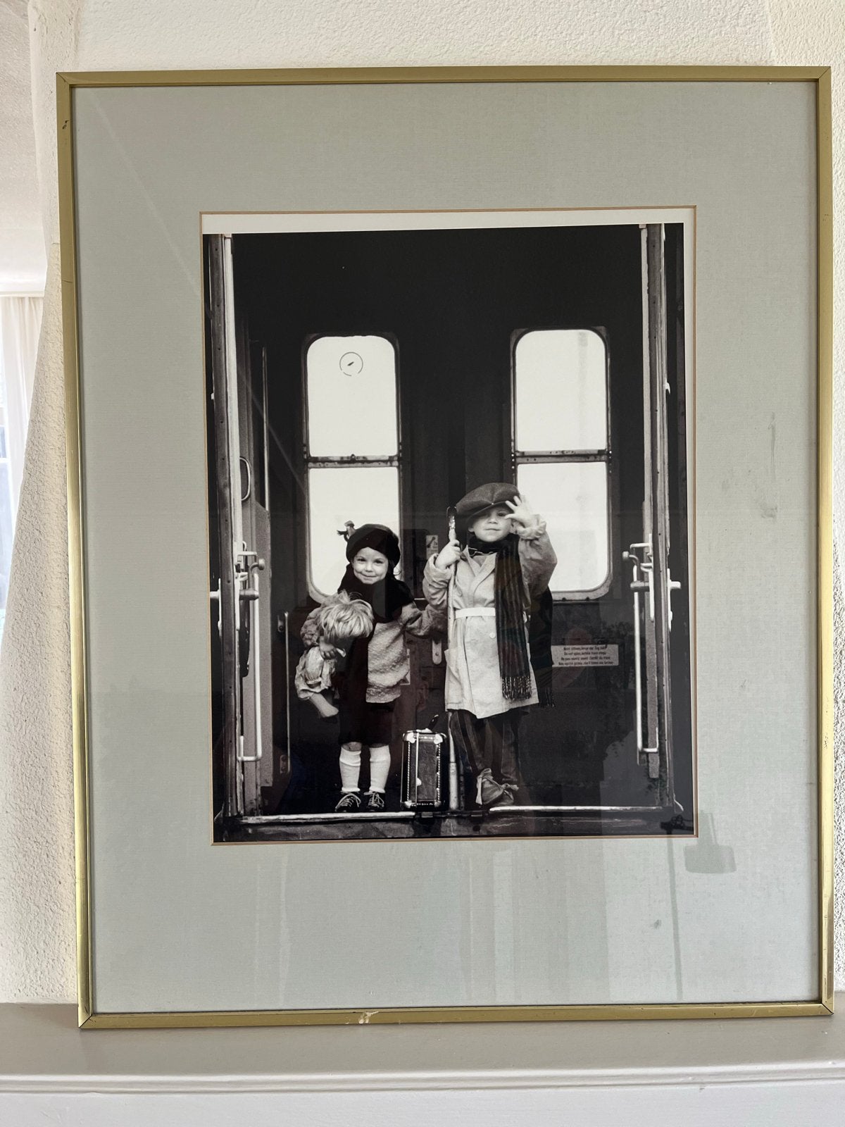 Vintage zwart-wit foto van kinderen in trein, Ophalen, Foto, Fotografie, Achter glas