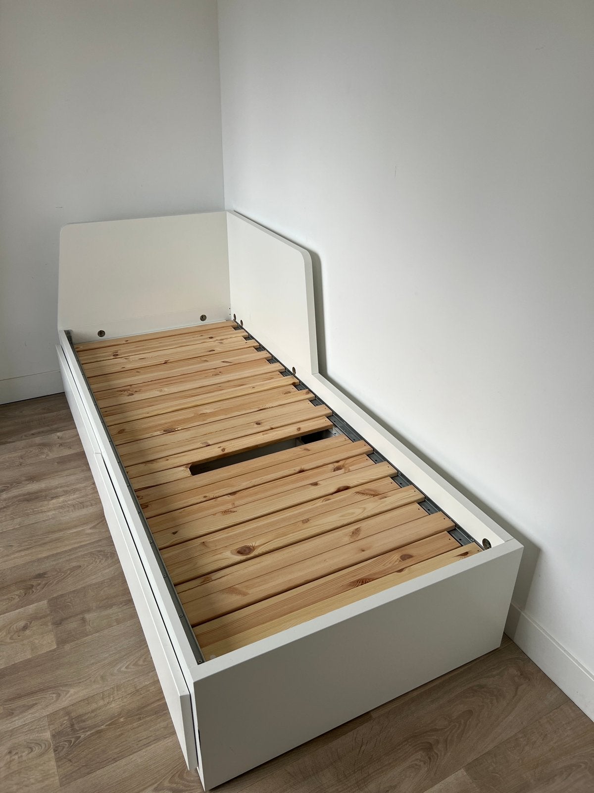 IKEA FLEKKE bedbank wit uitschuifbaar met 2 lades, Huis en Inrichting, Ophalen, Wit, Tweepersoons, 200 cm