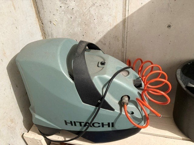 Hitachi Draagbare Compressor – Krachtig en Compact, Doe-het-zelf en Verbouw, Ophalen, Gebruikt, 6 tot 10 bar, Minder dan 200 liter/min