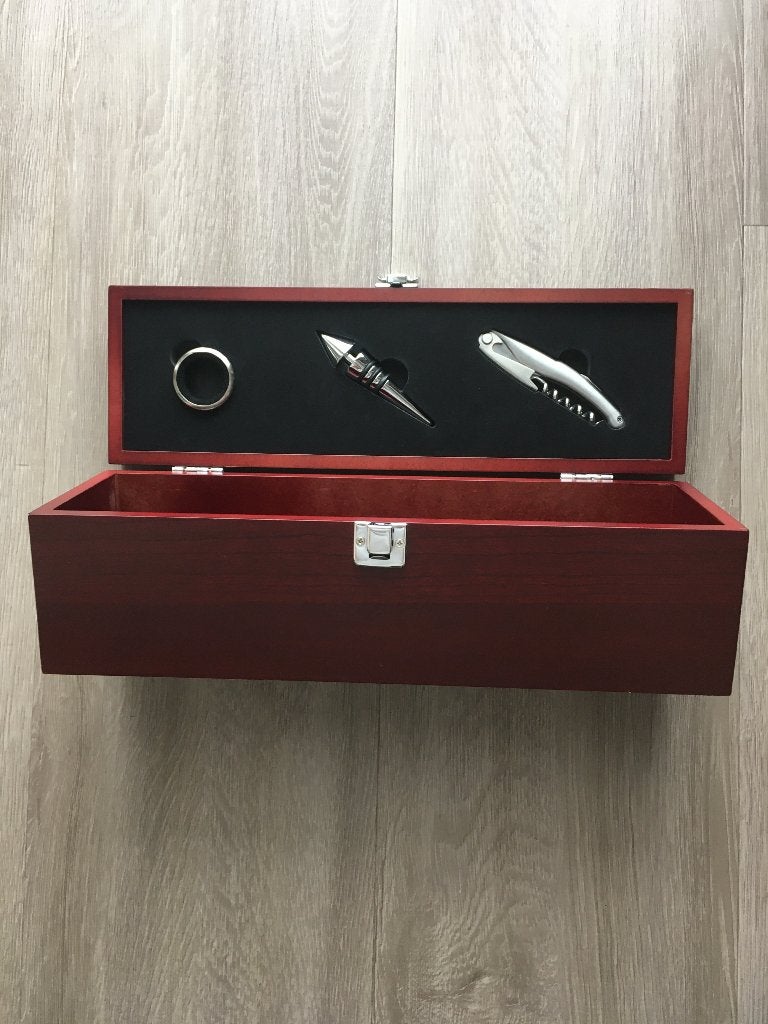 Wijngeschenkset met 3 accessoires zonder fles wijn z.g.a.n., Ophalen of Verzenden, Zo goed als nieuw, Rood, Hout