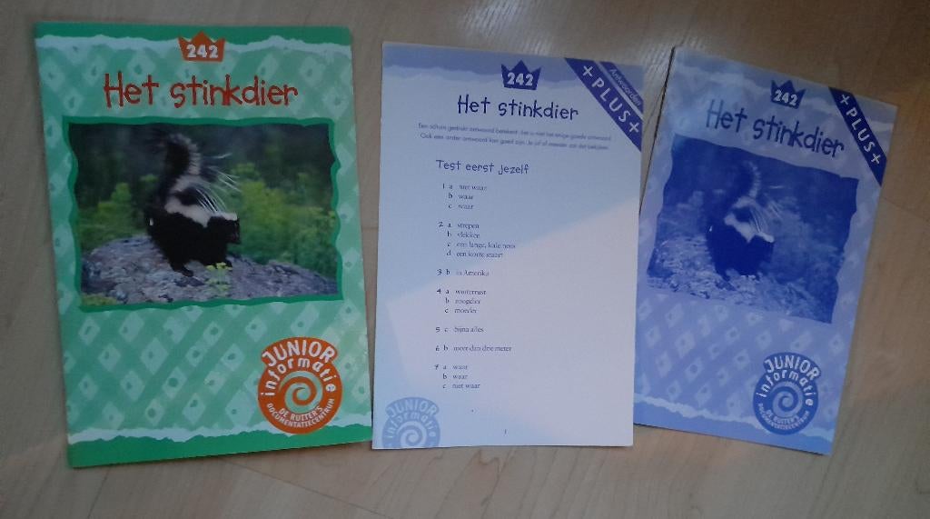 INFORMATIEBOEK 242 HET STINKDIER, Ophalen of Verzenden, Zo goed als nieuw