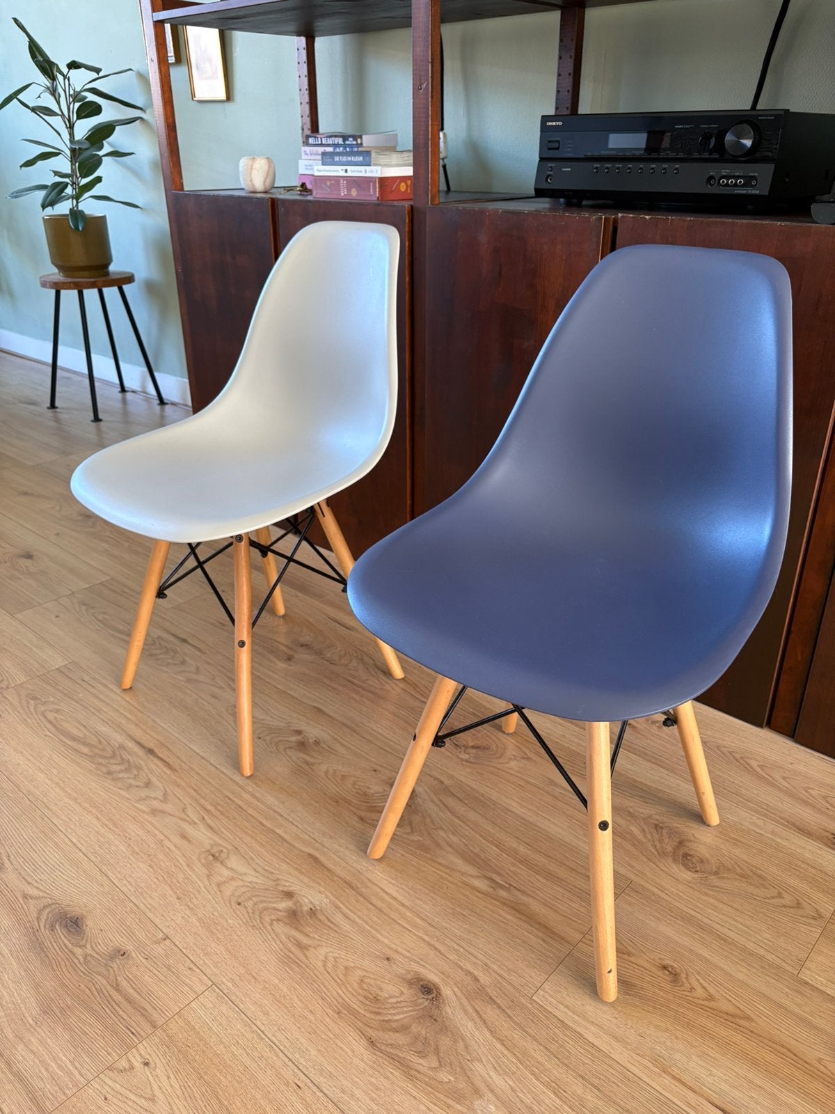 6 eetkamerstoelen (2 grijs, 4 blauw), Blauw, Zo goed als nieuw, Eames disignstoel, shell chair, Vijf, Zes of meer stoelen