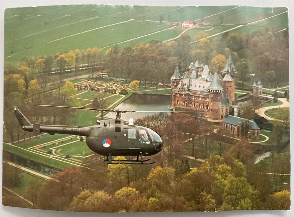 Ansichtkaart: Bölkow Bo 105C helikopter boven Kasteel Haarzu, Verzamelen, Verzenden, Luchtmacht, Nederland