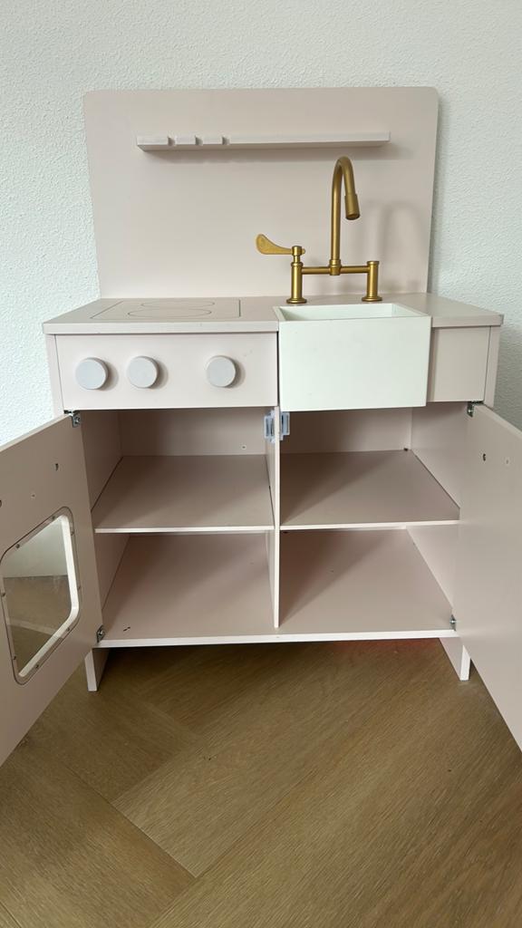 Roze speelkeuken met gouden kraan (kraan defect), Ophalen, Gebruikt, Hout, Speelkeuken
