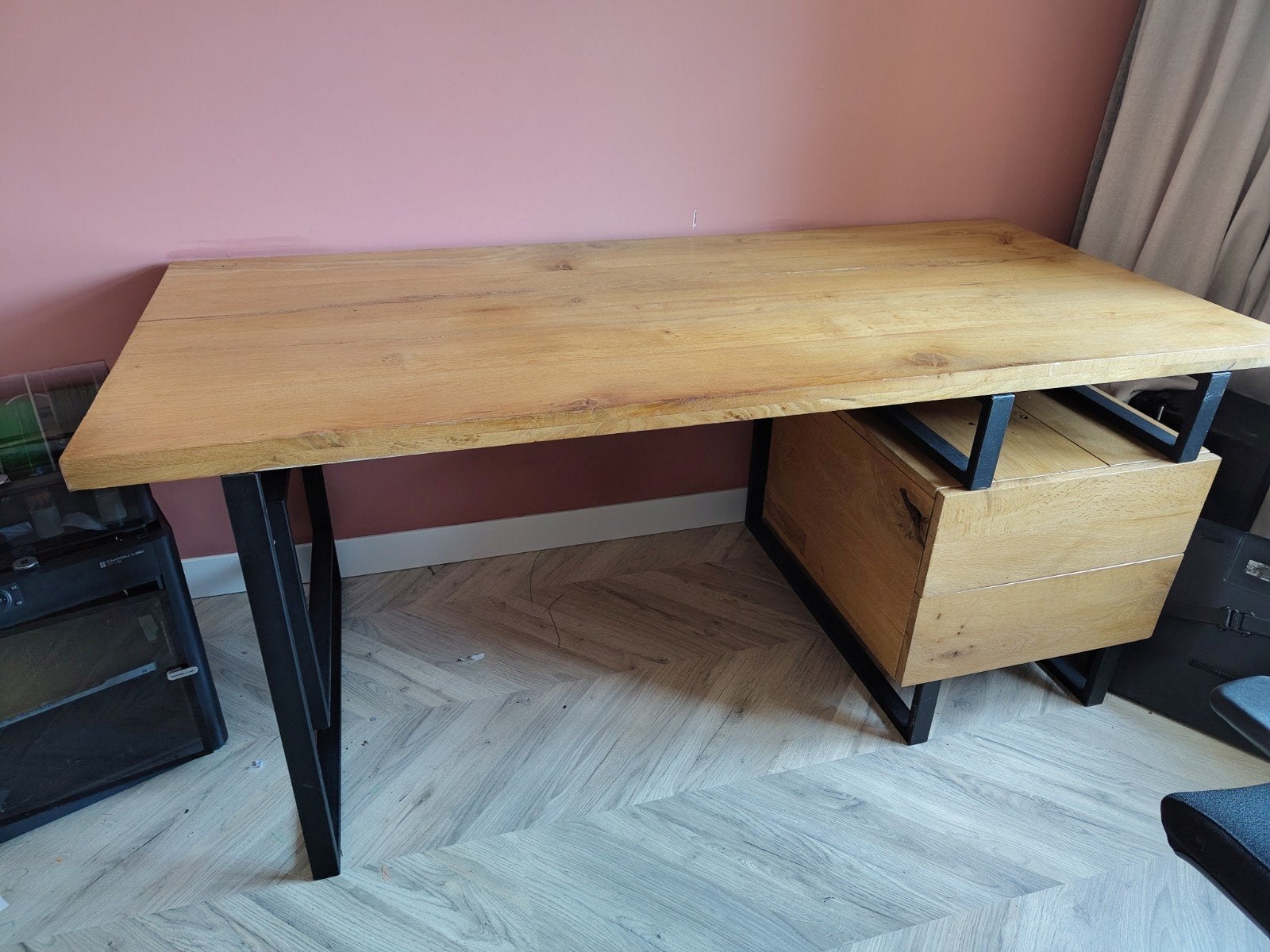 Massief houten bureau met zwart stalen poten, Ophalen, Hout, 180 cm, Bruin