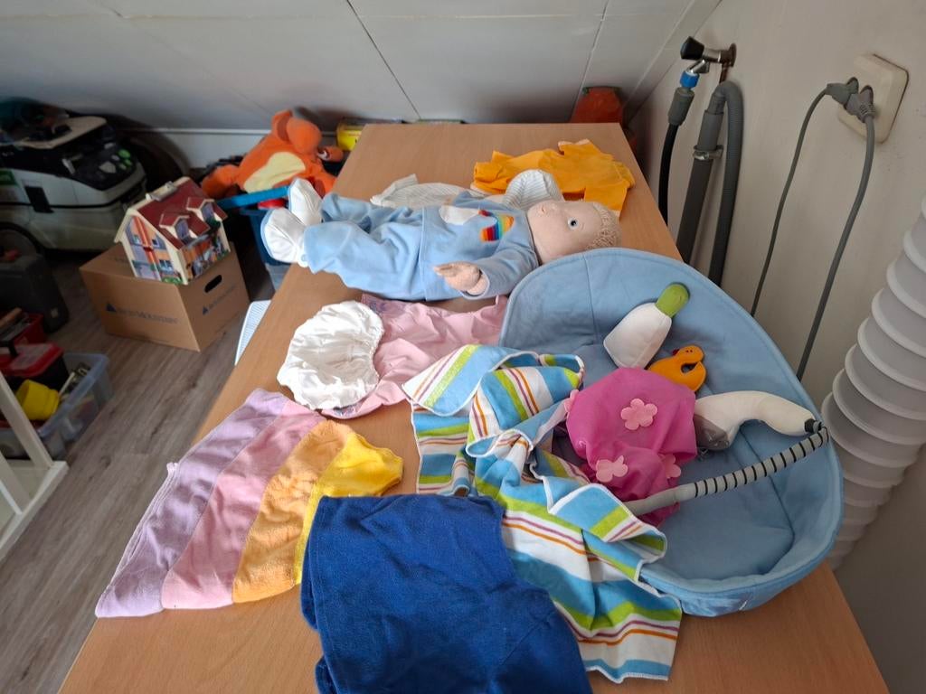 Speelpop met verschillende kleding om te verkleden., Ophalen, Babypop