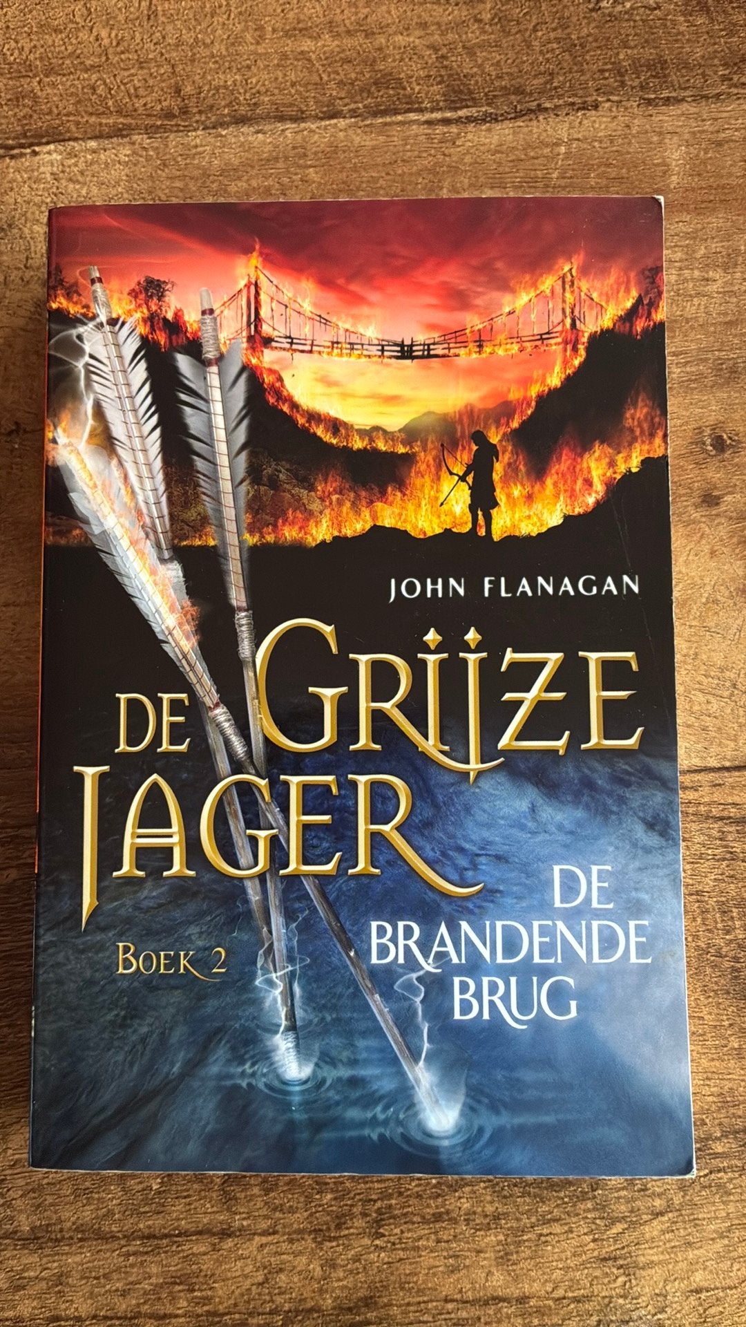 De Grijze Jager boek 2 John Flanagan - De brandende brug, Ophalen of Verzenden, Zo goed als nieuw, John Flanagan