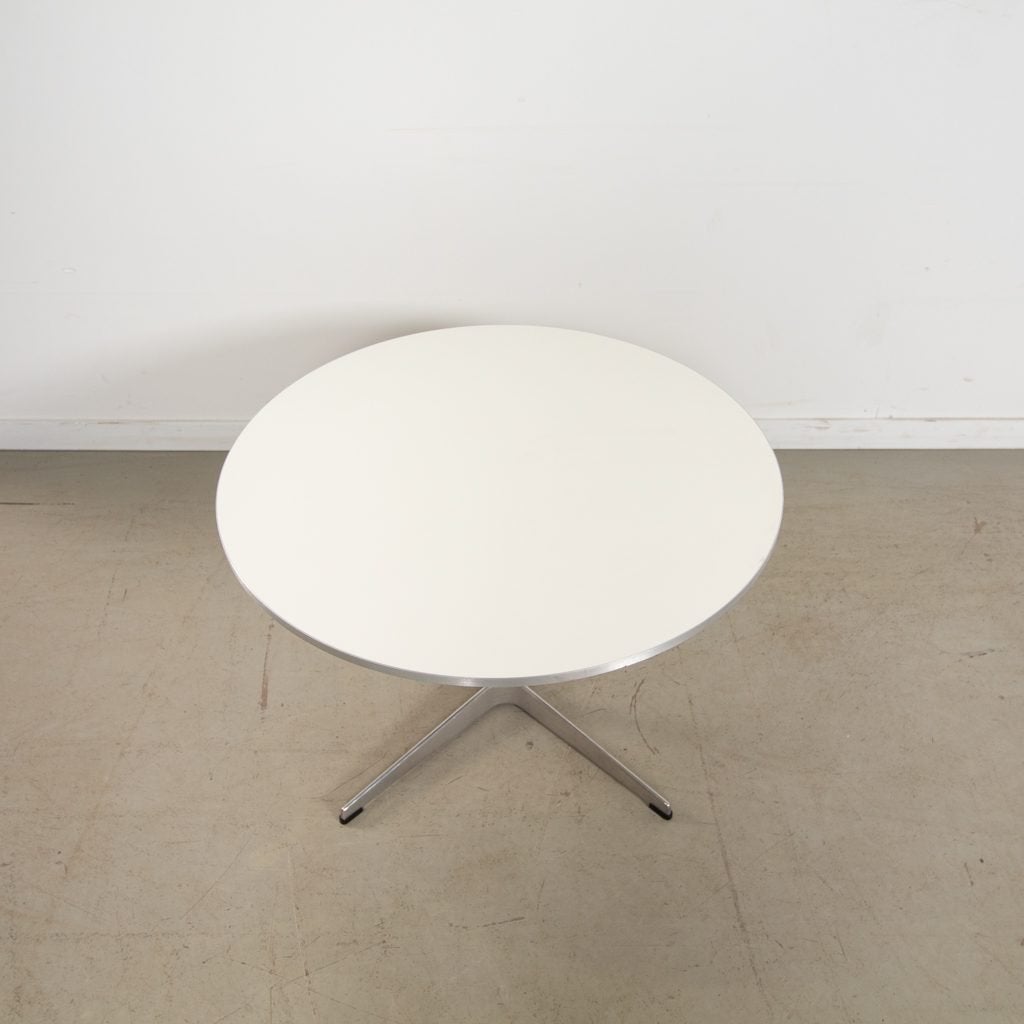Fritz Hansen A222 Tafel Rond Wit Ø75 cm - Aluminium, Niet ingevuld, Zo goed als nieuw, Niet ingevuld, Niet ingevuld