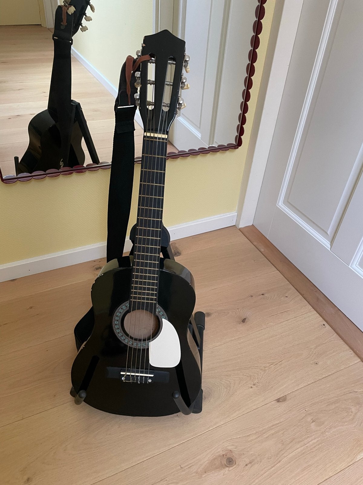 Zwarte klassieke gitaar met gebruikssporen, Ophalen, Gebruikt, Klassieke of Spaanse gitaar