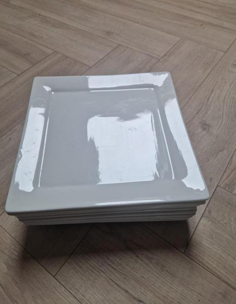 Gratis 8 nette vierkante borden, Huis en Inrichting, Keuken | Servies, Ophalen, Gebruikt, Keramiek, Bord(en)
