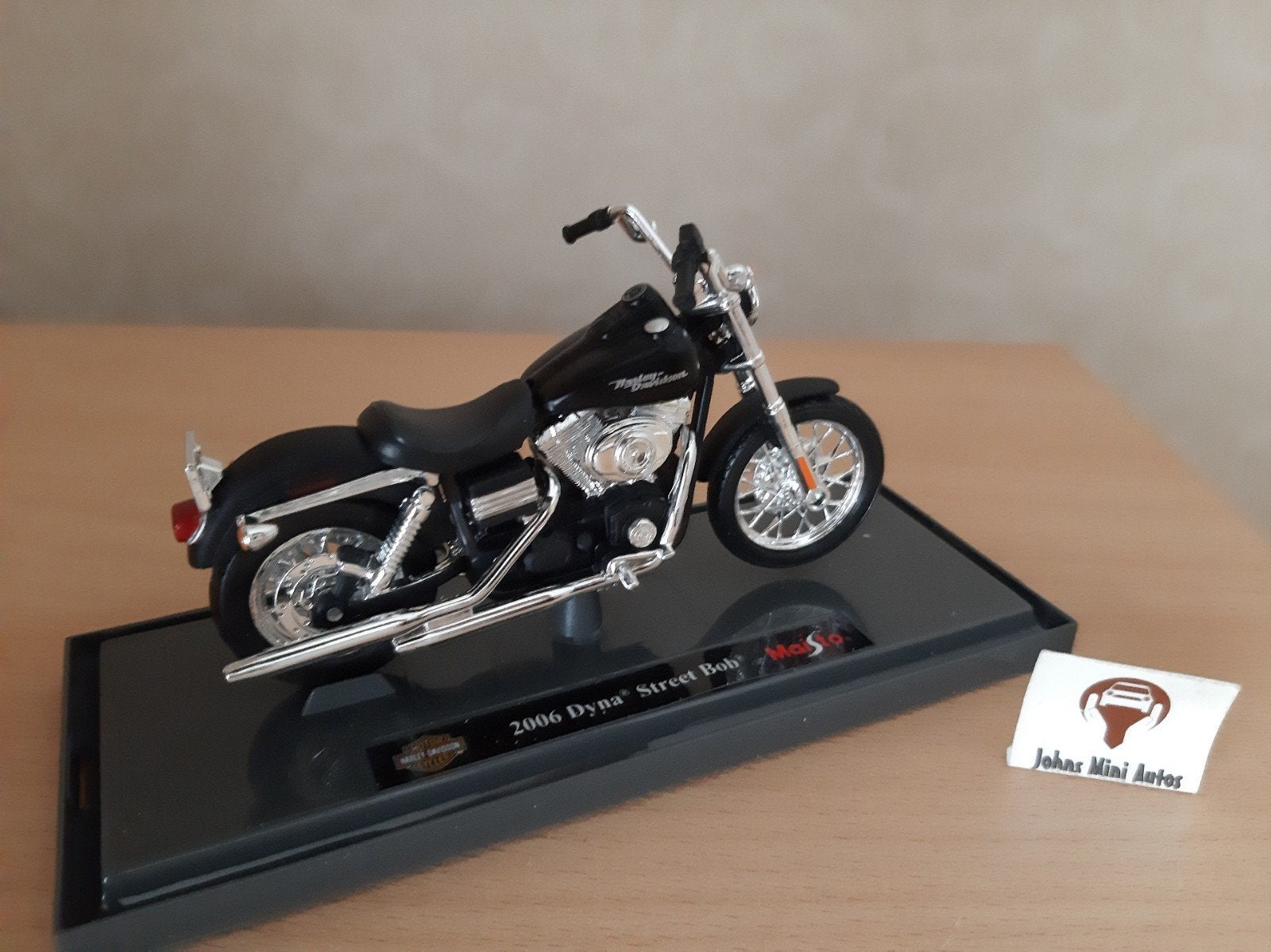 Harley Davidson Dyna Street Bob 2006 zwart van Maisto 1:18