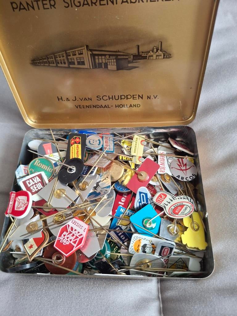 Vintage Panter sigarenblik met verzameling speldjes/pins, Verzamelen, Speldjes, Pins en Buttons, Gebruikt, Speldje of Pin, Overige onderwerpen