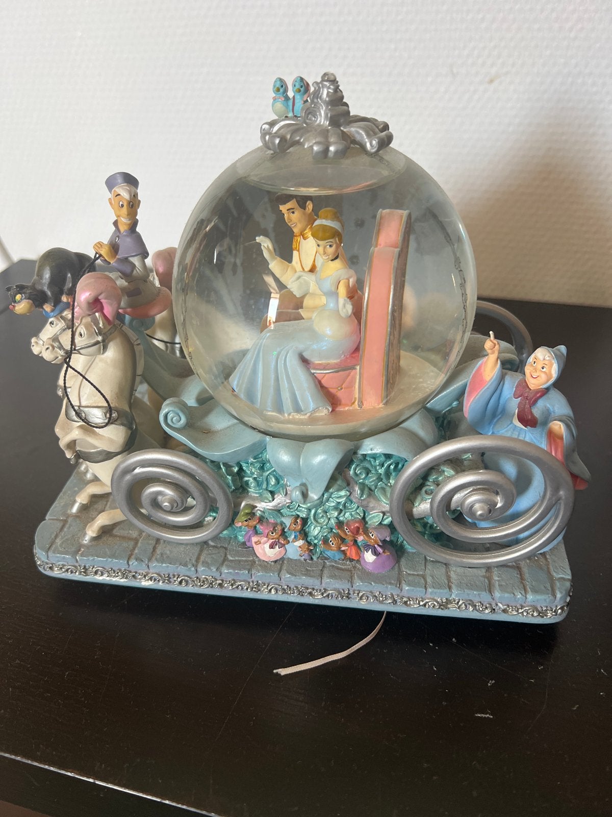 Assepoester Sneeuwbol Koets - Disney Beeldje, Verzamelen, Ophalen of Verzenden, Assepoester of Belle, Gebruikt, Beeldje of Figuurtje