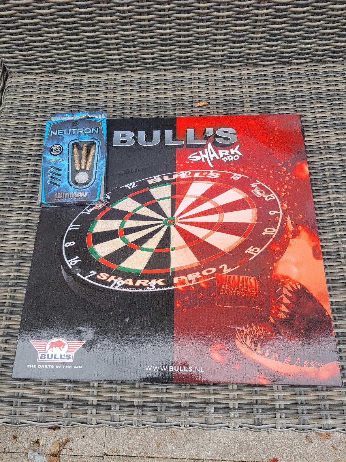 Bulls Shark Pro Dartbord + Winmau Neutron Darts (Nieuw), Ophalen, Nieuw, Dartbord met pijlen