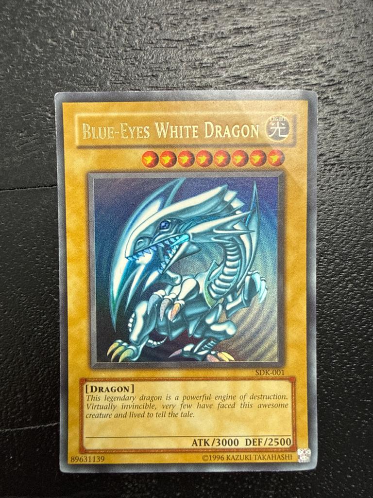 Yu-Gi-Oh! Blue-Eyes White Dragon SDK-001, Ophalen of Verzenden, Zo goed als nieuw, Losse kaart