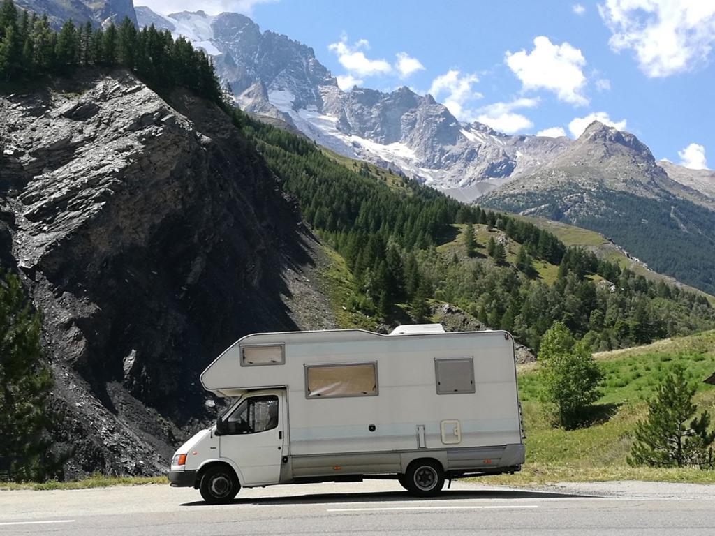 Compacte Alkoof Camper - Ford transit Rimor Unico 190, Caravans en Kamperen, Standaard zit, Alkoof, Ringverwarming, Ford
