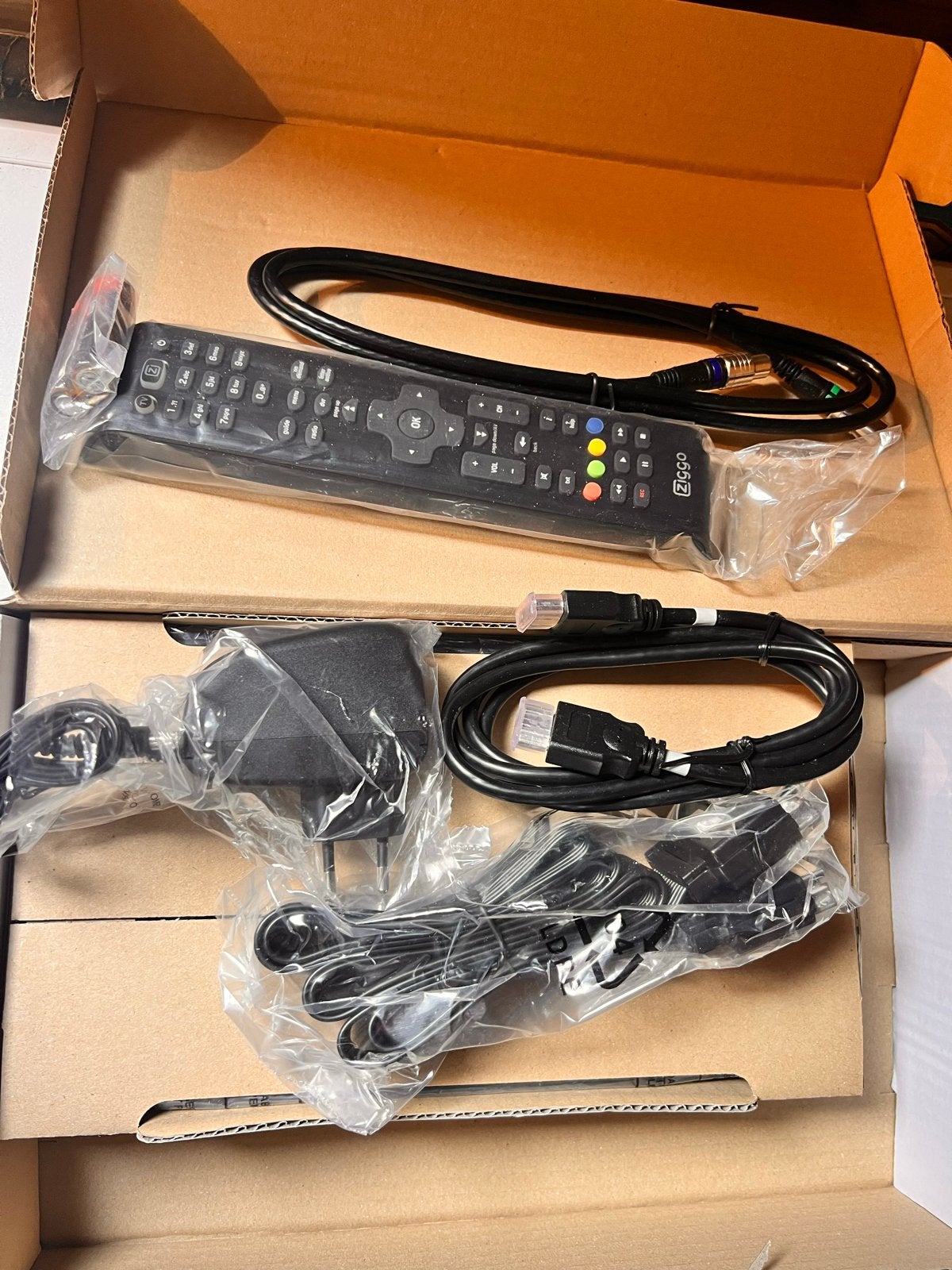 Ziggo afstandsbediening met kabels - Nieuwstaat, Tv, Nieuw, Ophalen of Verzenden, Origineel